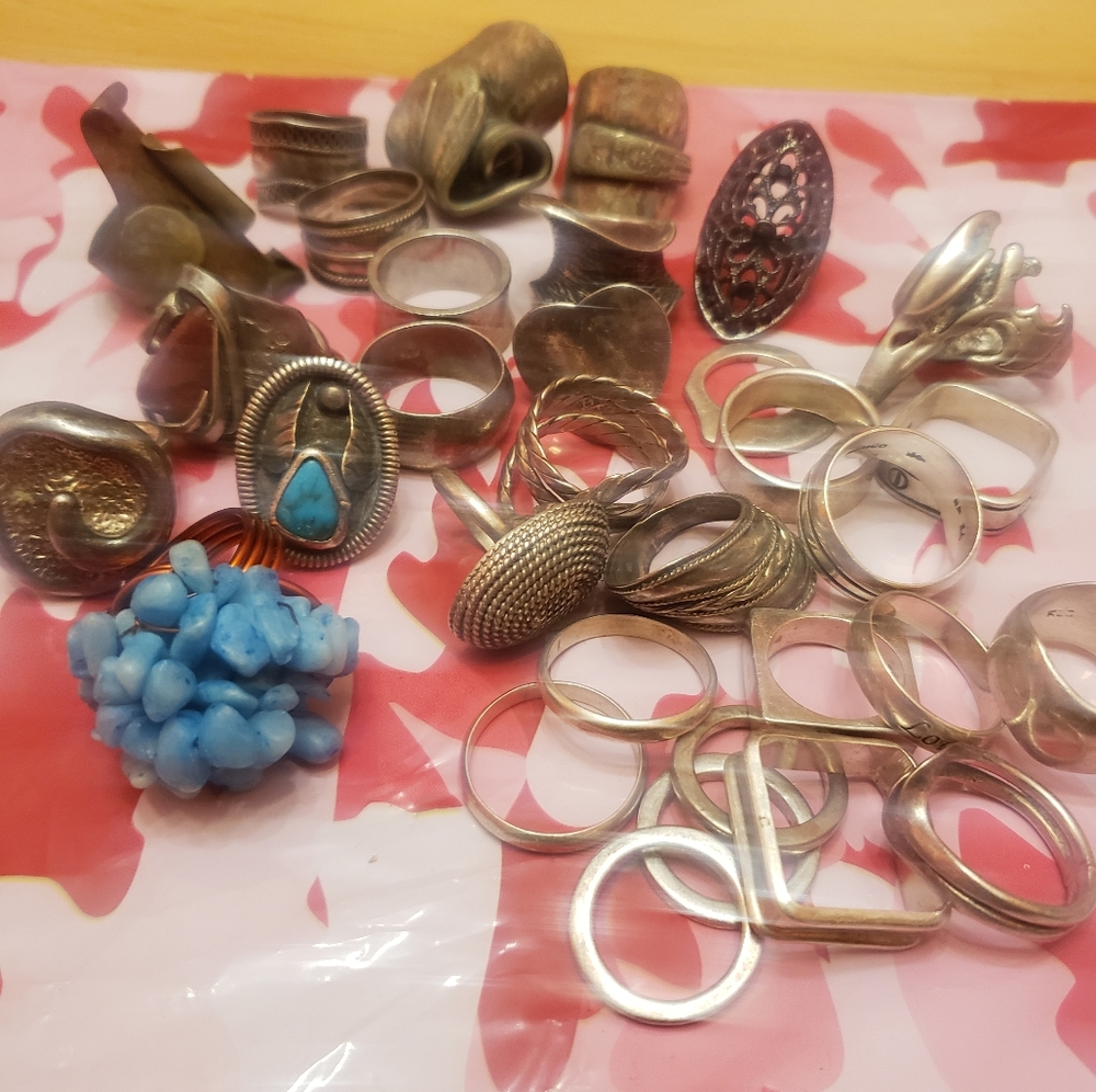 Small lot of assorted jewelry/ rings